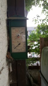 Den Messwert dieses Hygrometers sollten Sie misstrauen. Anhand des schmutzigen Zustands können Sie erkennen, dass das Hygrometer eine ganze Weile nicht kalibriert wurde. 