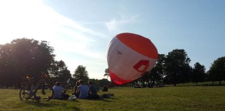 Nur wenige Thermo-Hygrometer sind wetterfest. Bei den digitalen Thermo-Hygrometer gibt es meistens einen Außensensor, der die Temperatur und Luftfeuchtigkeit misst. Die ermittelten Werte werden an das Thermo-Hygrometer gesendet. Für die Außensensoren benötigen Sie eine Batterie. Manche Außensensoren bieten ein kleines Display, an dem Sie dann direkt die Werte ablesen können.