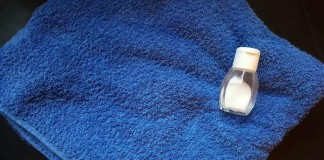Handtuch und Salz, um das Hygrometer zu kalibrieren